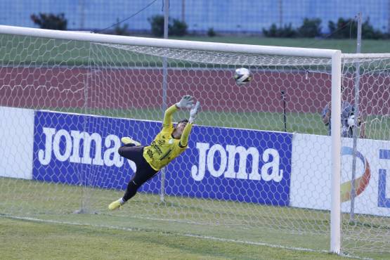 Odín Ramos realizó un tremendo tanto de tiro libre al ángulo del portero Mariano Pineda. FOTO: Neptalí Romero