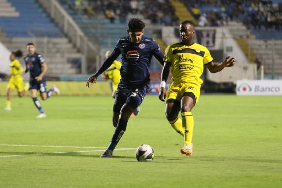 Motagua derrota al Real España con golazo del Zapatilla Mejía, pero deja abierta la serie de semifinales