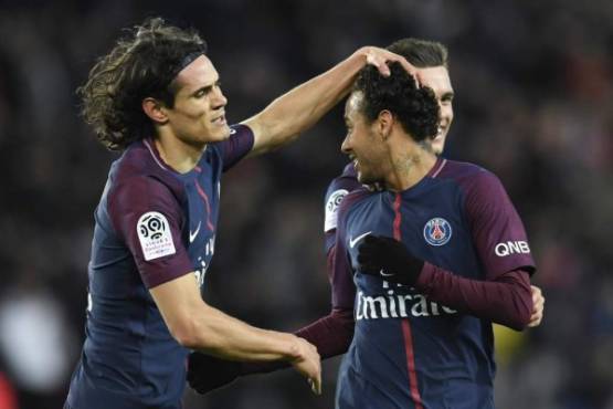Paris Saint-Germain's Uruguayan forward Edinson Cavani (L) congratulates Paris Saint-Germain's Brazilian forward Neymar after he scored a free-kick during the French L1 football match between Paris Saint-German and Dijon on January 17, 2018 at the Parc des Princes stadium in Paris. / AFP PHOTO / CHRISTOPHE SIMON