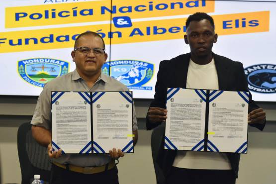 Alberth Elis firma convenio con la Secretaría de Seguridad y realizará clínicas deportivas con jugadores de la Selección