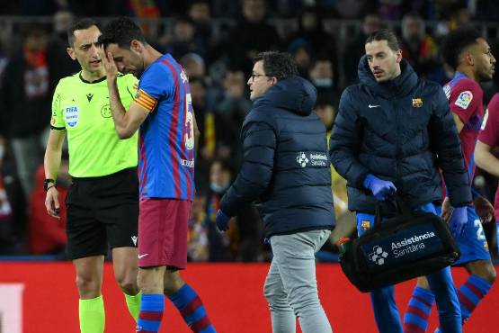 Busquets dio el susto en el arranque del partido, pero ha podido seguir en la cancha. FOTO: AFP.