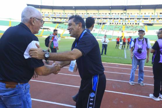 Manuel Keosseián saludándose con David Patiño.