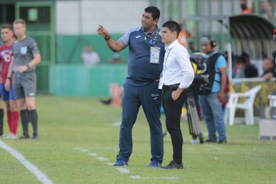 Una de sus mayores carácteristicas que tiene es el don de escuchar. En esta gráfica demuestra que le pone atención a su asistente, Israel Canales.