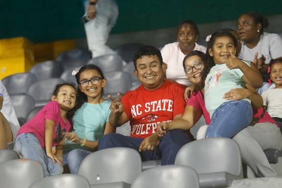 Aficionados catrachos presentes en el estadio Morazán.