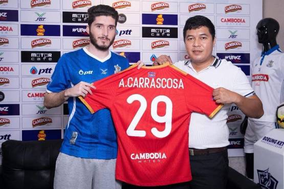 Ángel Carrascosa ha desarrollado su carrera en países como Maldivas, Irak, Omán, Filipinas y Camboya.