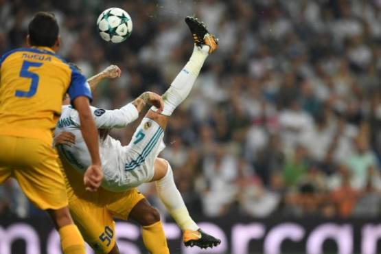 Real Madrid's defender from Spain Sergio Ramos kicks the ball during the UEFA Champions League football match Real Madrid CF vs APOEL FC at the Santiago Bernabeu stadium in Madrid on September 13, 2017. / AFP PHOTO / GABRIEL BOUYS
