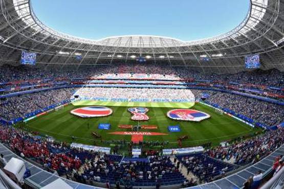 Costa Rica's (L) and Serbia's (R) starting eleven listen to their respective national anthems during the Russia 2018 World Cup Group E football match between Costa Rica and Serbia at the Samara Arena in Samara on June 17, 2018. / AFP PHOTO / Fabrice COFFRINI / RESTRICTED TO EDITORIAL USE - NO MOBILE PUSH ALERTS/DOWNLOADS