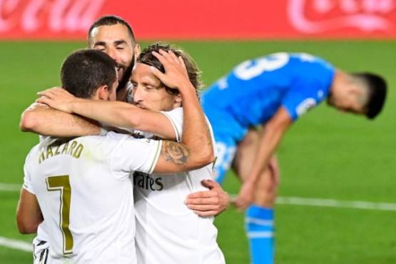 Real Madrid's French forward Karim Benzema (C) celebrates his goal with teammates goal during the Spanish league football match between Real Madrid CF and Valencia CF at the Alfredo di Stefano stadium in Valdebebas, on the outskirts of Madrid, on June 18, 2020. (Photo by JAVIER SORIANO / AFP)