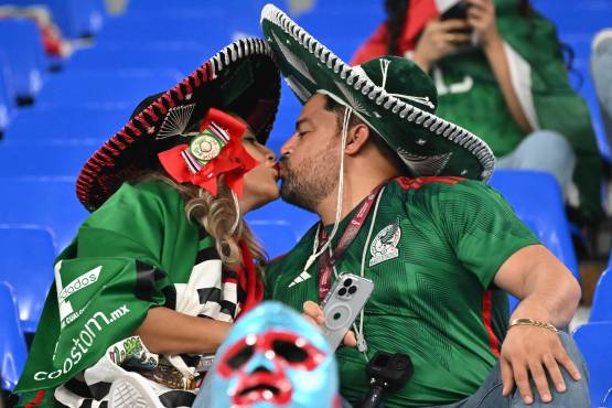 Los mexicanos desafían a los qataríes en pleno estadio.