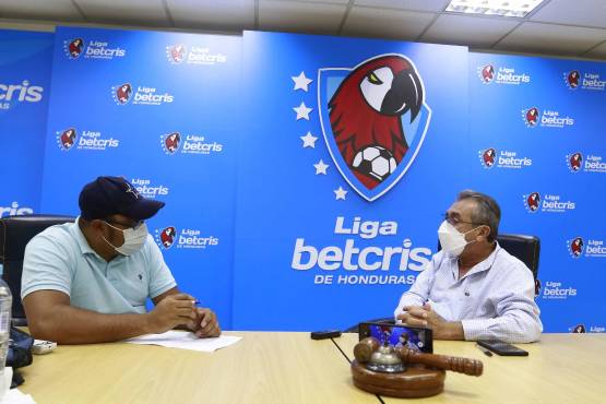 El presidente de Liga Nacional Wilfredo Guzmán en plática con Kelvin Coello, periodista de Diario DIEZ, en San Pedro Sula.