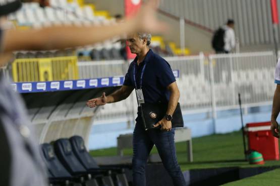 El técnico del Monstruo Verde no se guardó nada en la conferencia y expresó que es un circo lo del FVS porque la televisora que manda las imágenes es la dueña del club más laureado del país.