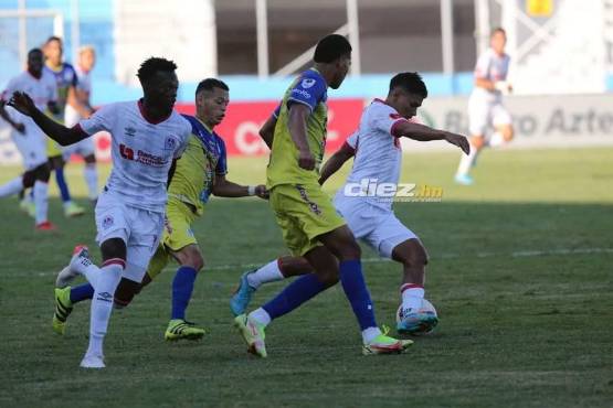 Bryan Moya (blanco) ante la marca de Kenny Bodden (amarillo) en el Estadio Nacional. Foto: Marvin Salgado.