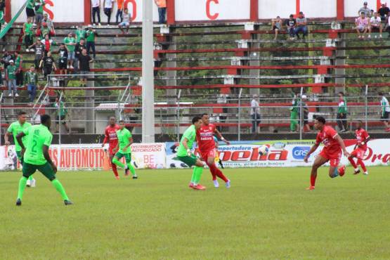 Una de las acciones del partido entre Real Sociedad y Marathón desde Tocoa. Foto: Dagoberto Luján.
