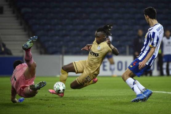 Boavista&#39;s Honduran forward Elis (C) scores a goal past Porto&#39;s Argentinian goalkeeper Agustin Marchesin during the Portuguese league football match between FC Porto and Boavista FC at the Dragao stadium in Porto on February 13, 2021. (Photo by MIGUEL RIOPA / AFP)