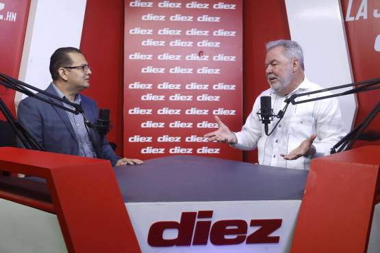Roberto Contreras en charla con nuestro periodista Arturo Nolasco. FOTO: Neptalí Romero.