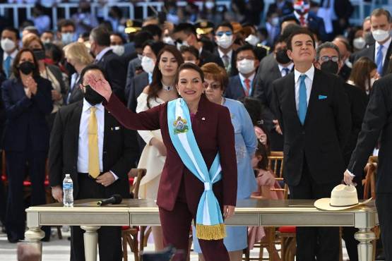 Xiomara Castro asume presidencia de una Honduras pobre y endeudada, pero optimista