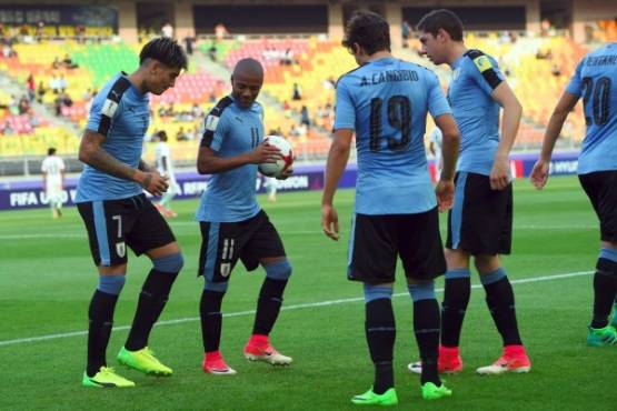 Uruguay's Nicolas De La Cruz (2nd L) celebrates scoring with his teammates during their U-20 World Cup round of 16 football match between Uruguay and Saudi Arabia in Suwon on May 31, 2017. / AFP PHOTO / JUNG Yeon-Je