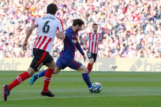 Barcelona's Argentinian forward Lionel Messi (R) kicks the ball and scores during the Spanish League football match between FC Barcelona and Athletic Club Bilbao at the Camp Nou stadium in Barcelona on March 18, 2018. / AFP PHOTO / Pau Barrena