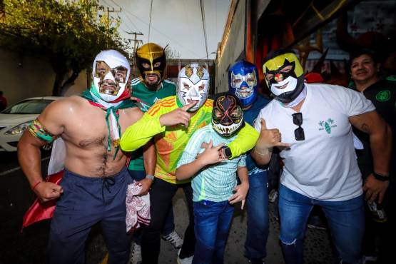 Los mexicanos le ponen su ambiente al momento de ingresar al estadio.