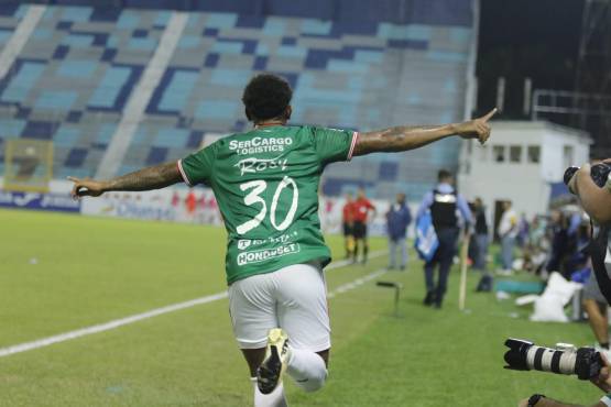 Cristian Sacaza celebra el gol del empate frente a los Potros.