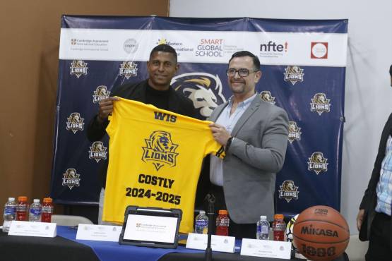 Carlo Costly siendo presentado por Dany Guerra, rector de la Western International School.