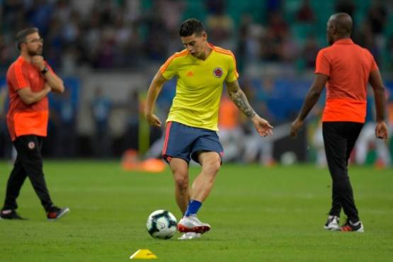 Colombia's James Rodriguez warms up before the start of the Copa America football tournament group match against Argentina at the Fonte Nova Arena in Salvador, Brazil, on June 15, 2019. (Photo by Raul ARBOLEDA / AFP)