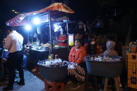 Vendedores esperan hoy hacer su “aguinaldo” con la venta de productos en las afueras del estadio de la capital de Guatemala. Foto Prensa Libre.
