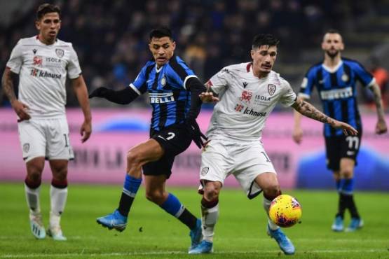 Inter Milan's Chilean forward Alexis Sanchez (L) and Cagliari's Italian defender Fabio Pisacane (R) go for the ball during the Italian Cup (Coppa Italia) round of 16 football match Inter Milan vs Cagliari on January 14, 2020 at the San Siro stadium in Milan. (Photo by Miguel MEDINA / AFP)