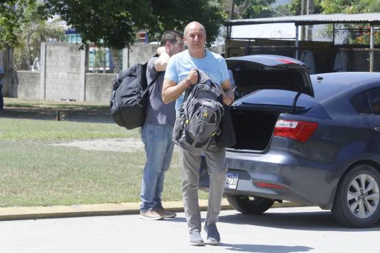 Miguel Falero llegó a la sede del club acompañado de su asistente técnico Santiago Gadea. FOTO: Neptalí Romero