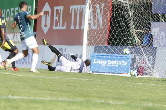 Gerson Argueta no pudo evitar que el balón se colara a su arco tras ser bañado en el primer palo. FOTO: Neptalí Romero