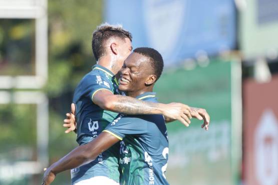 Félix Crisanto, quien asistió en el 2-0, celebró el tanto junto al uruguayo Nicolás Royón. FOTO: Neptalí Romero