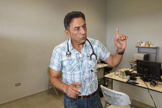 El doctor que también es técnico de fútbol; el profe Salomón Nazar.