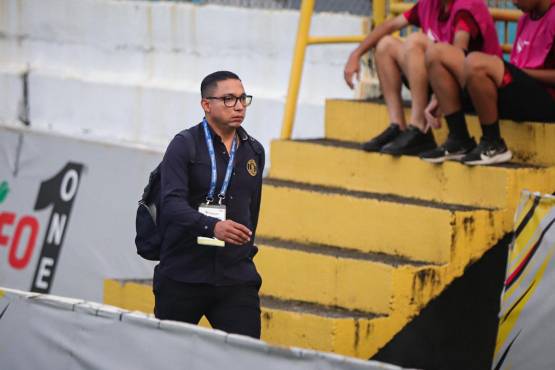 Emilio Izaguirre, director deportivo de Motagua, llega al escenario deportivo.