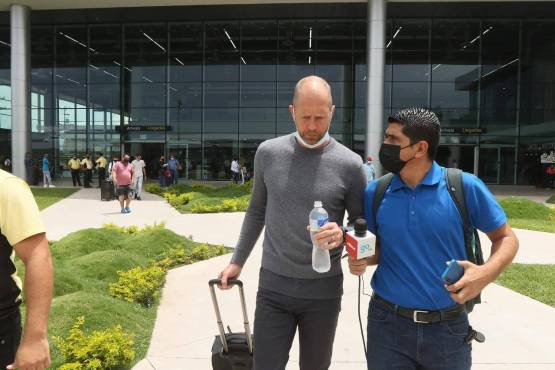 El periodista de DIEZ, Carlos Castellanos intercambió palabras con el técnico de la Selección Mayor de Estados Unidos, Gregg Berhalter.