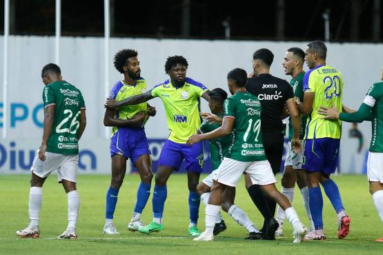 El Chino López le reclama fuerte a Joanderson.