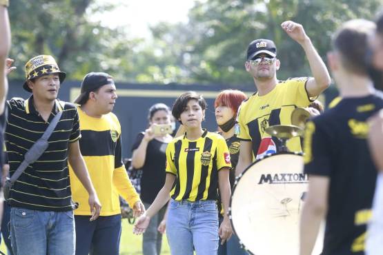 Aficionados del Real España cantaron a todo pulmón para dar ánimo a los jugadores.