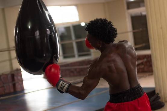 Sin perder el tiempo, el boxeador catracho está listo para romperle las costillas al mexicano Francisco Ramírez.