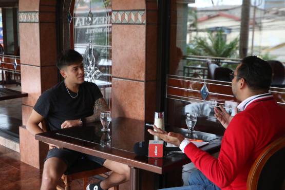 El volante derecho del Ciclón Azul Fabricio Brener fue diplomático con nuestro periodista Saúl Carranza. Charlaron ampliamente. Foto: Andro Rodríguez.