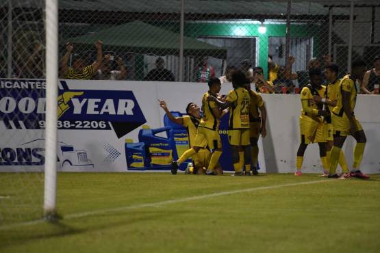 Moreira celebra junto a sus compañeros el gol del empate.
