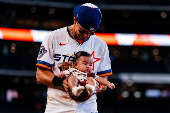 Mauricio Dubón presentó a su hijo en la previa del encuentro de la MBL.