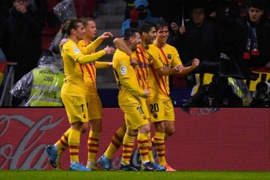 Barcelona's Argentine forward Lionel Messi (C) celebrates with teammates after scoring during the Spanish league football match between Club Atletico de Madrid and FC Barcelona at the Wanda Metropolitano stadium in Madrid, on December 1, 2019. (Photo by PIERRE-PHILIPPE MARCOU / AFP)