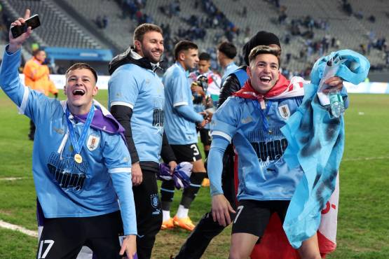 Jugadores de Uruguay celebrando el campeonato.