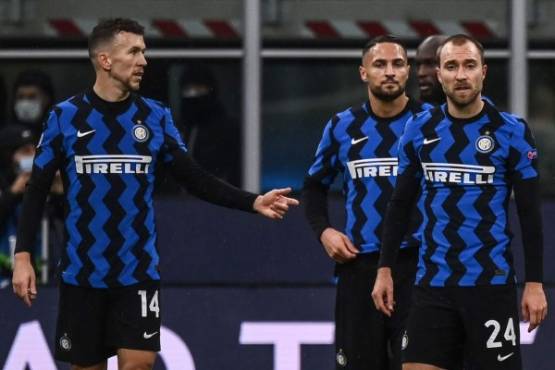 (From L) Inter Milan's Croatian midfielder Ivan Perisic, Inter Milan's Italian defender Danilo D'Ambrosio, Inter Milan's Belgian forward Romelu Lukaku (Rear) and Inter Milan's Danish midfielder Christian Eriksen react at the end of the UEFA Champions League Group B football match Inter Milan vs Shakhtar Donetsk on December 9, 2020 at the Giuseppe-Meazza (San Siro) stadium in Milan. (Photo by Marco BERTORELLO / AFP)
