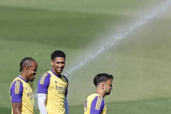 Real Madrid se ha entrenado de cara al partido de este sábado contra Mallorca por la Liga Española. Militao apareció con nuevo look.