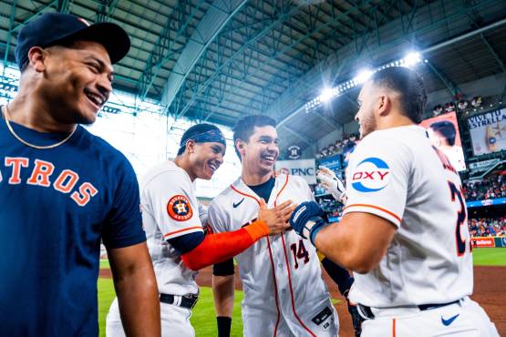 Los compañeros de Dubón en los Astros corrieron a abrazarlo luego de convertirse en figura.
