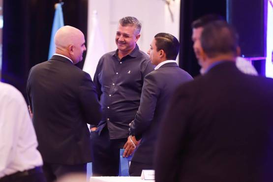 Emilio Izaguirre hablando con Diego Vázquez y Tato Saybe, dirigente del Olimpia.