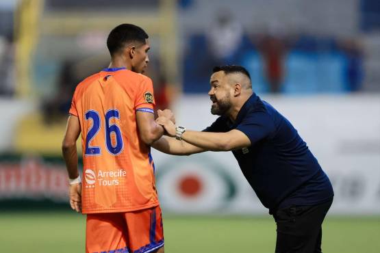El asistente técnico de la UPNFM, Fernando Banegas, dando indicaciones a sus jugadores.