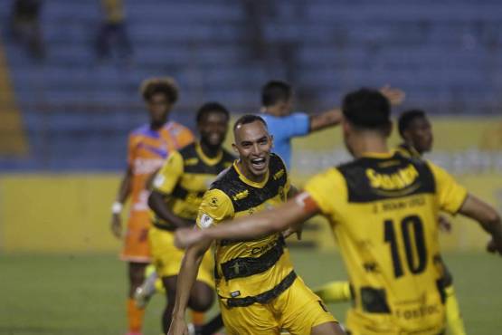 Devron García asistió para el 2-1 de la victoria al 90+7’. La celebración fue eufórica. FOTO: Neptalí Romero