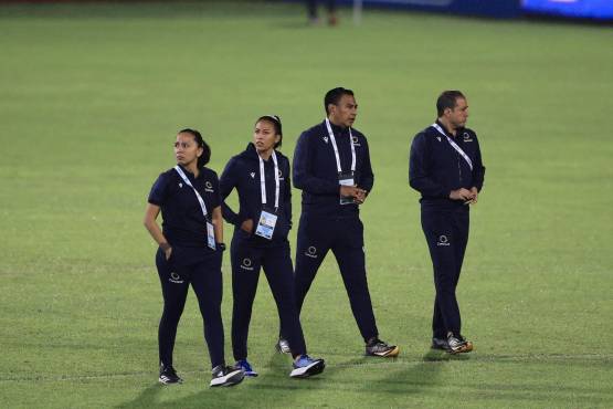 Los árbitro inspeccionan el estado del césped del Morazán a menos de dos horas para el inicio del compromiso.