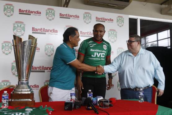 Copa La Prensa, el primer trofeo que Juan Anangonó disputará como jugador del Marathón. Rolando Peña saluda a Nelson García, jefe de redacción de Diario La PRENSA.